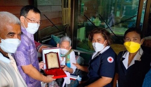 การมอบโล่ เข็มกลัดเกียรติคุณ และมอบเงินให้กับผู้สูงอายุ ๑๐๐ ปีขึ้นไป